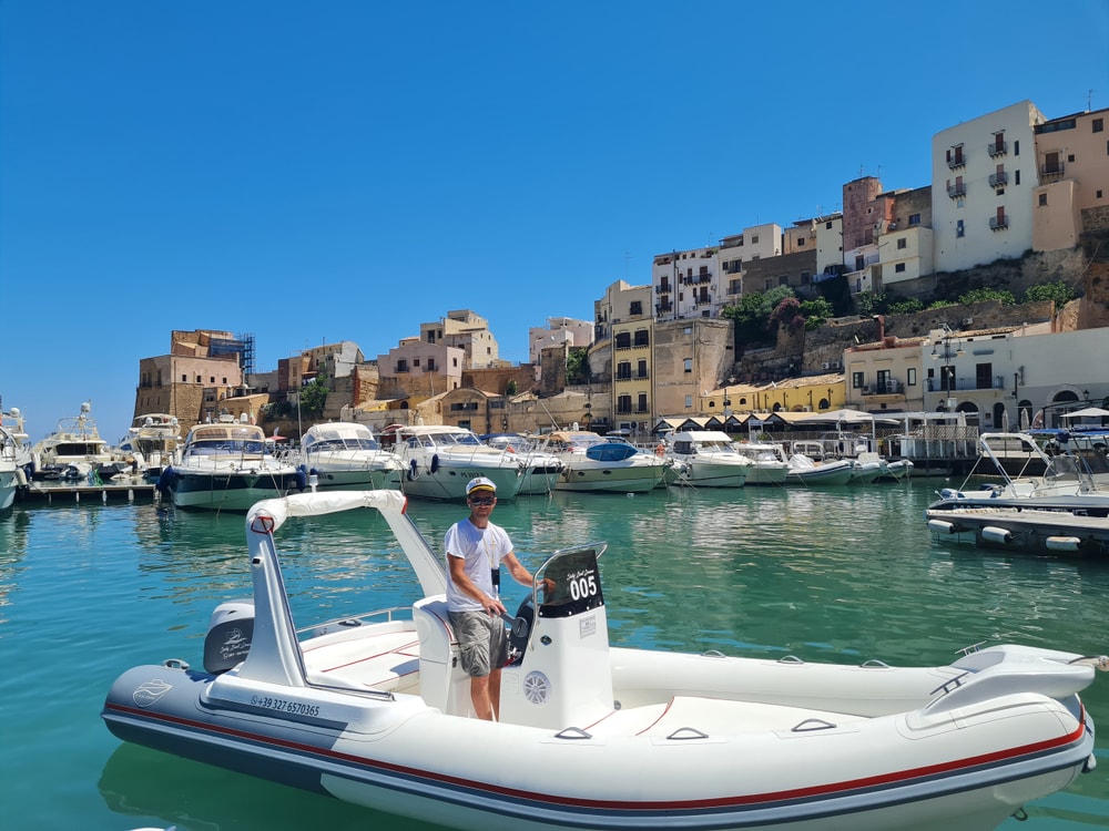 colbac shark 580 noleggio senza patente